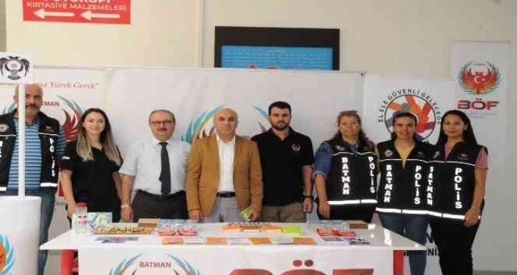 Batman İl Emniyet Müdürlüğü üniversitede öğrencilere bilgilendirme standı açtı