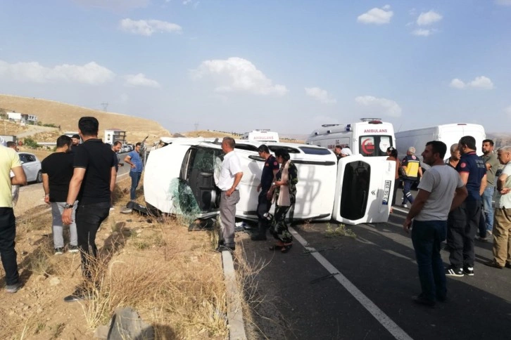 Batman’da hafif ticari araç takla attı: 6 yaralı