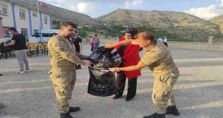 Batman’da jandarma köy okulunda çöp toplayarak çevre bilincini anlattı