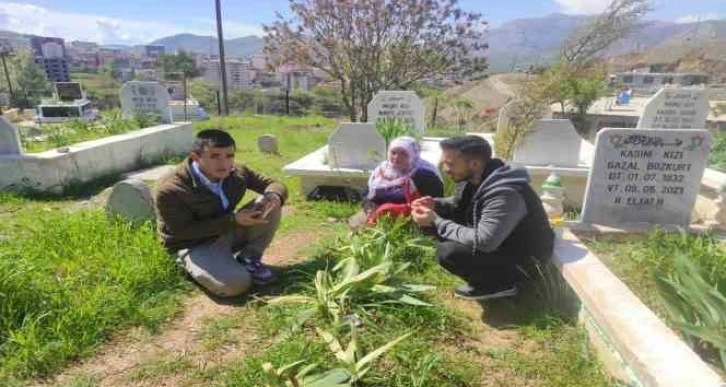 Batman’da şehitler kabirleri başında dualarla anıldı