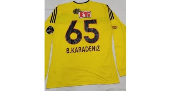 Batuhan Karadeniz’den depremzedelere Eskişehirspor formalı destek