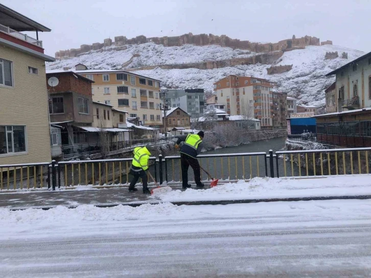 Bayburt Belediyesinin yoğun kar mesaisi devam ediyor
