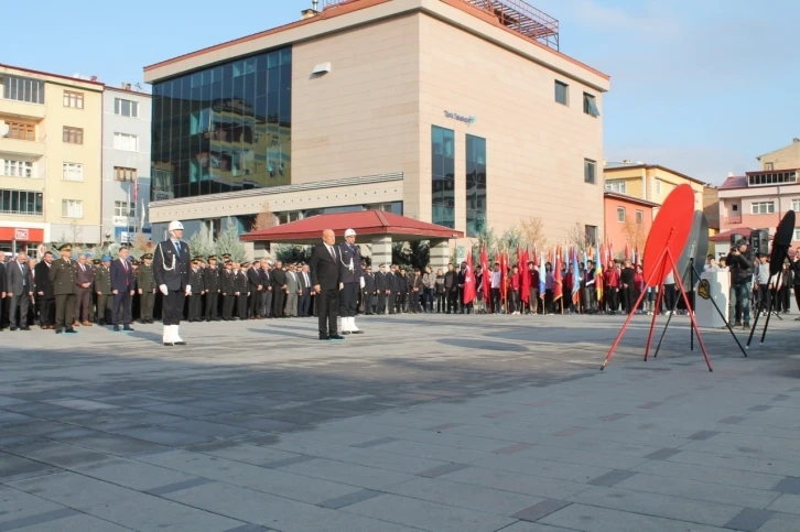 Bayburt’ta 10 Kasım Atatürk’ü Anma Günü çelenk sunumuyla başladı
