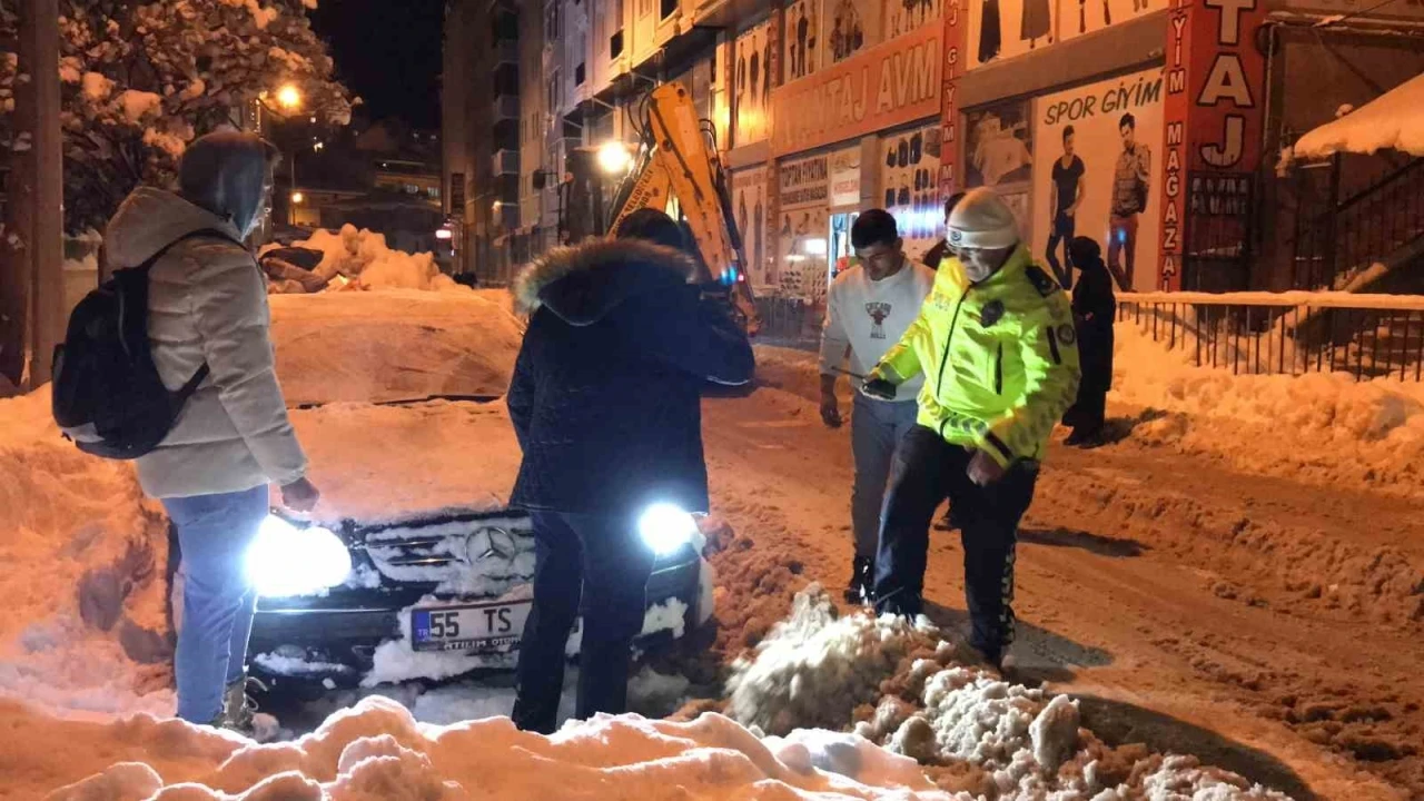 Bayburt’ta kara saplanan Mercedes marka otomobilin yardımına esnaf ve vatandaşlar yetişti
