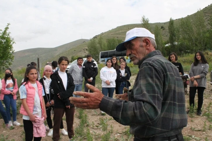 Bayburt’ta öğrencilerle birlikte tarlada çapalama yapılarak ata tohumunun önemi anlatıldı
