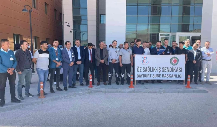 Bayburt’ta sağlıkçılar bir araya gelerek basın açıklamasında bulundu
