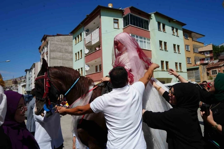 Bayburt’ta yapılan bir düğünde "Gelin ata binmiş ya nasip demiş" atasözü gerçek oldu
