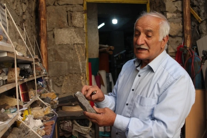 Bayburt’un bütün değerli taşları, madenleri terzi dükkanın raflarında sergileniyor
