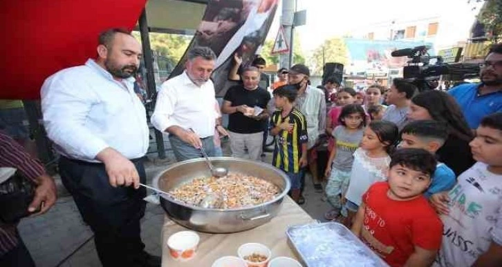 Bayraklı Belediyesinden aşure etkinliği