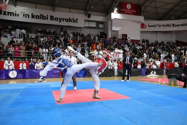 Bayraklı’da Cumhuriyet coşkusu sporla başladı
