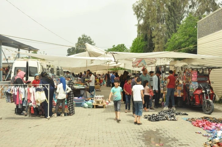 Bayram alışverişi pazarcıların yüzünü güldürdü
