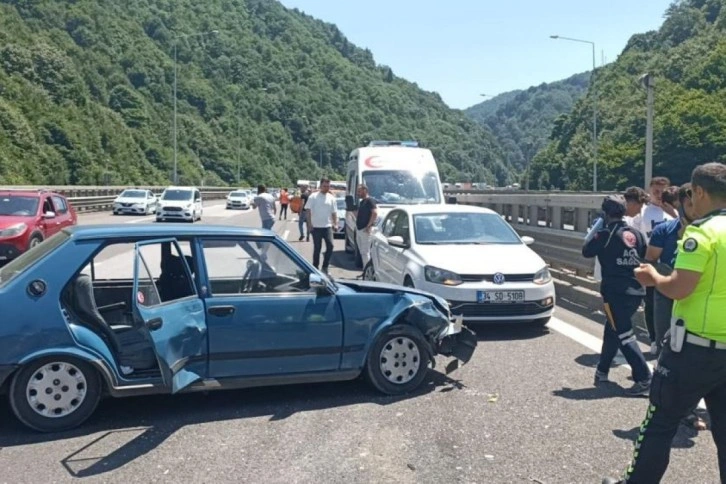 Bayram dönüş trafiğinde 7 araç birbirine girdi