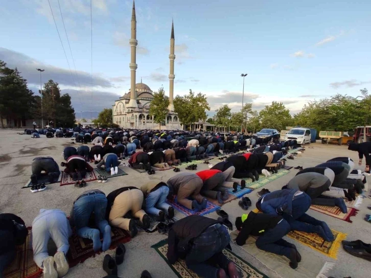 Bayram namazında camiler doldu
