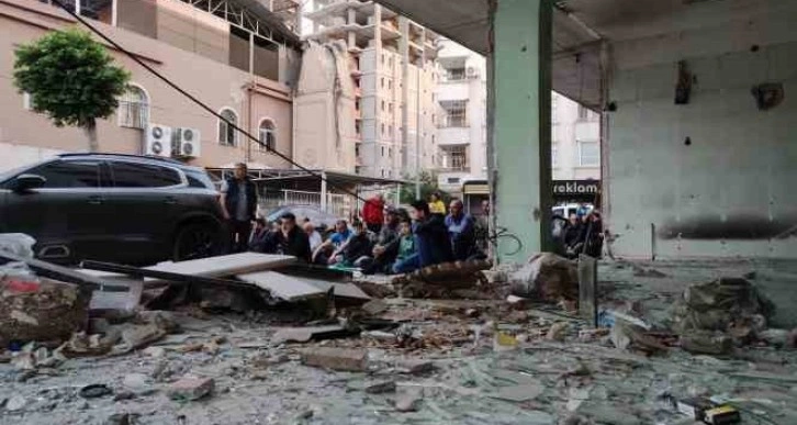 Bayram namazını yıkılması için boşaltılan orta hasarlı binanın altında kıldılar