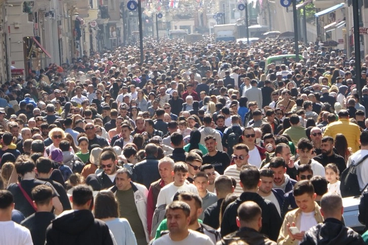 Bayram nedeniyle vatandaşlar Taksim'e akın etti