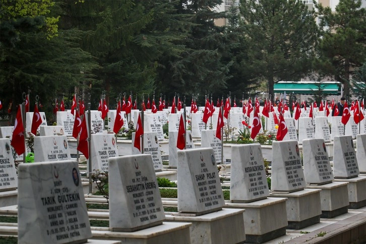 Bayram öncesinde şehit ailelerinin ilk durağı yine şehitlikler oldu