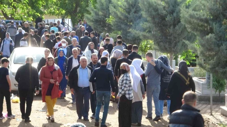 Bayram sabahı binlerce vatandaş, metrelerce araç kuyruğu ile akın etti
