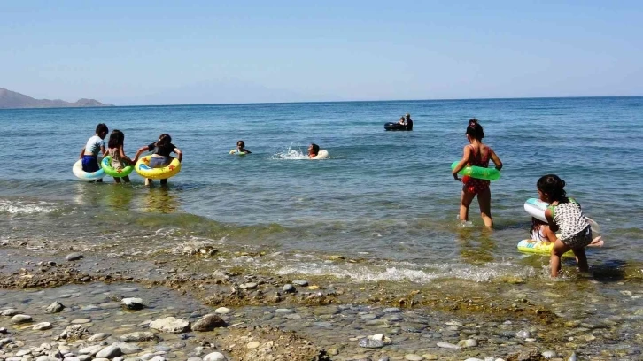 Bayram tatili Van Gölü sahilindeki esnafı sevindirdi
