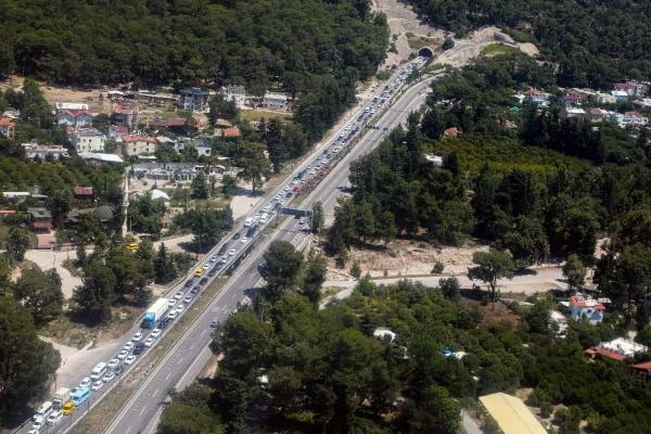 Bayram yoğunluğu yaşanan Antalya'da, helikopterli trafik denetimi