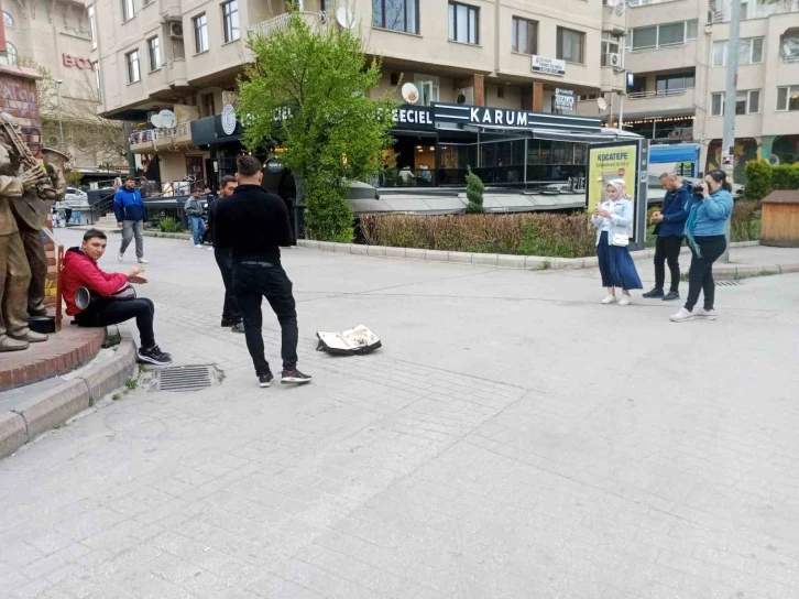 Bayram yoğunluğunu fırsat bilen sokak müzisyenlerinden konserler
