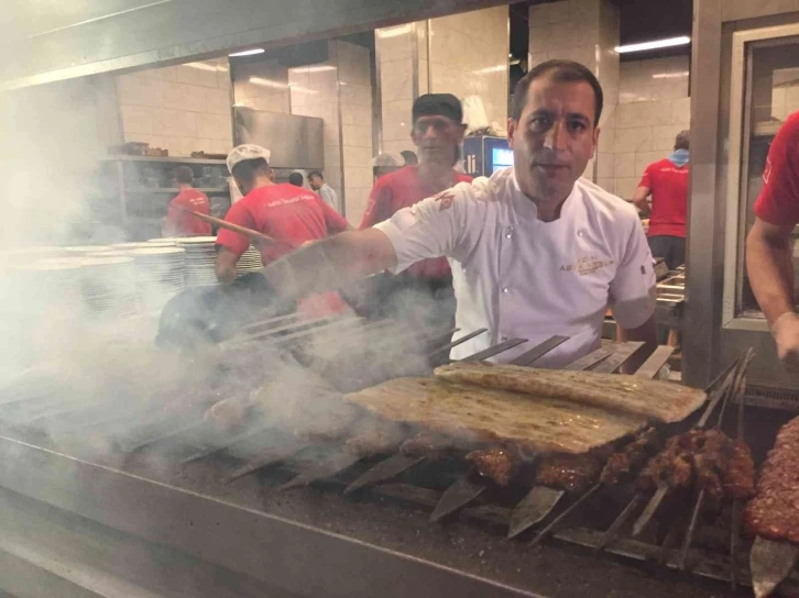 Bayramda et yiyemedi, şimdi bin aileye kebap dağıtıyor
