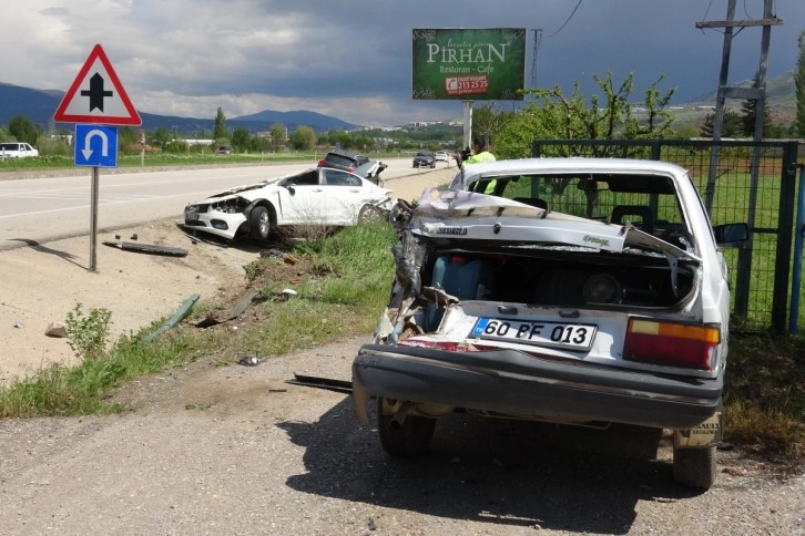 Bayramda Tokat'a gelen 4 kişilik aile trafik kazasında yaralandı