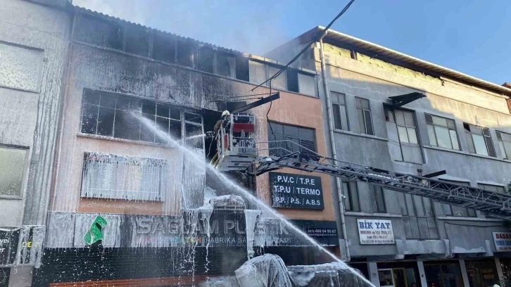 Bayrampaşa’da 4 katlı iş yeri alev alev yandı
