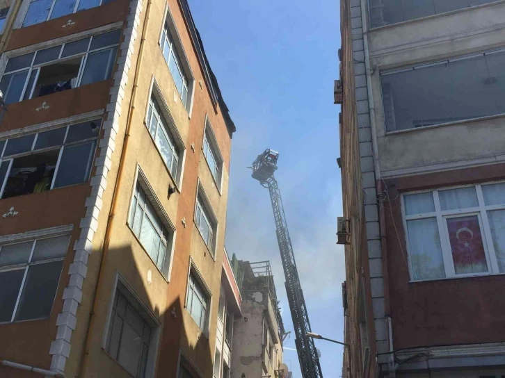 Bayrampaşa’da bir binanın çatı katı yangında küle döndü
