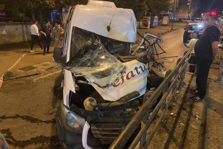 Bayrampaşa'da kontrolden çıkan servis aracı duvara çarptı: 1 yaralı