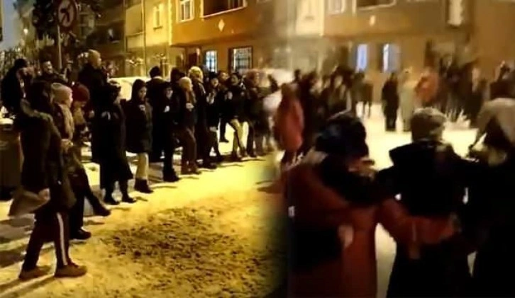 Bayrampaşa'da vatandaşlar yoğun kar yağışı altında halay çekti