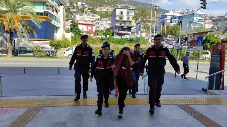 Bebeğin 5’inci kattan atıldığı olayda anne, kızı ve baba tutuklandı
