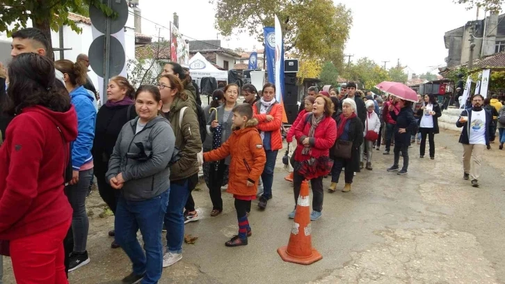 Bedava tarhana için yağmura aldırış etmediler
