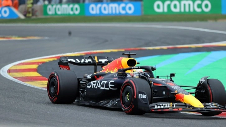 Belçika Grand Prix'inde damalı bayrağı gören ilk isim Red Bull pilotu Max Verstappen oldu