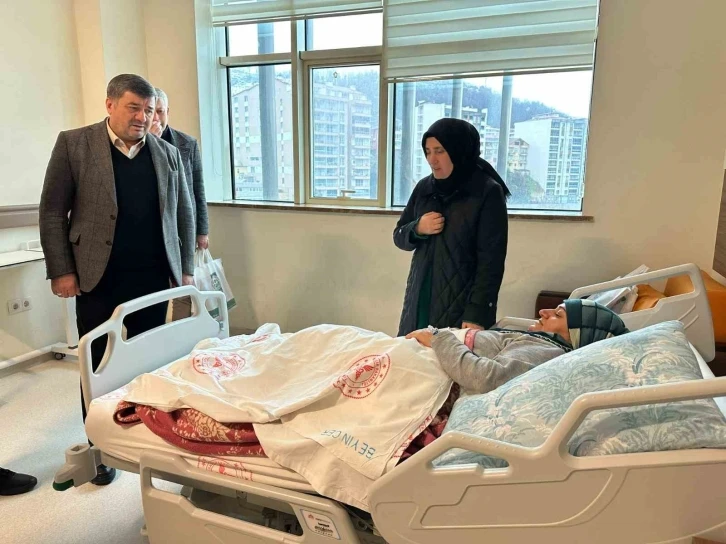 Belediye Başkanı Şenlikoğlu, depremzedeleri hastanede ziyaret etti
