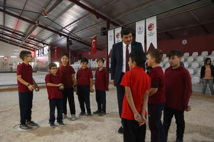 Belediye Başkanı Serhat Oğuz, Bocce Spor Salonu’nda öğrencilerle atışlar yaptı, anı olarak madalyalarını verdi
