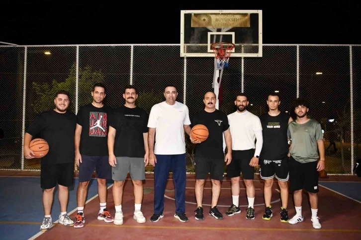 Belediye başkanı ve milletvekili, gençlerle basketbol oynadı
