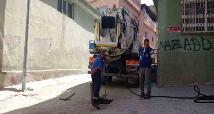 Belediye ekipleri atıklar nedeniyle tıkanan kanalları temizliyor