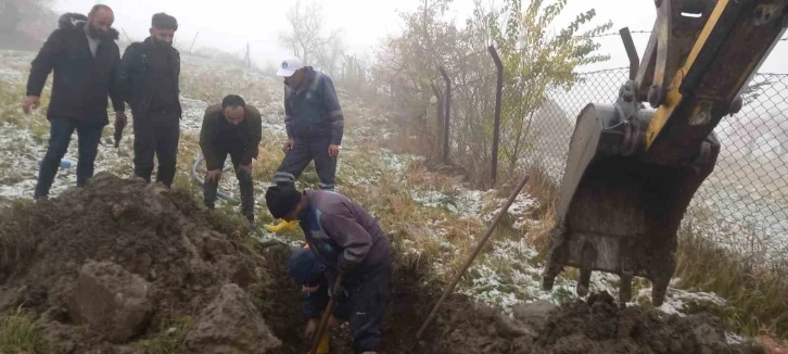 Belediye ekipleri olumsuz hava şartlarına rağmen arızaları gideriyor
