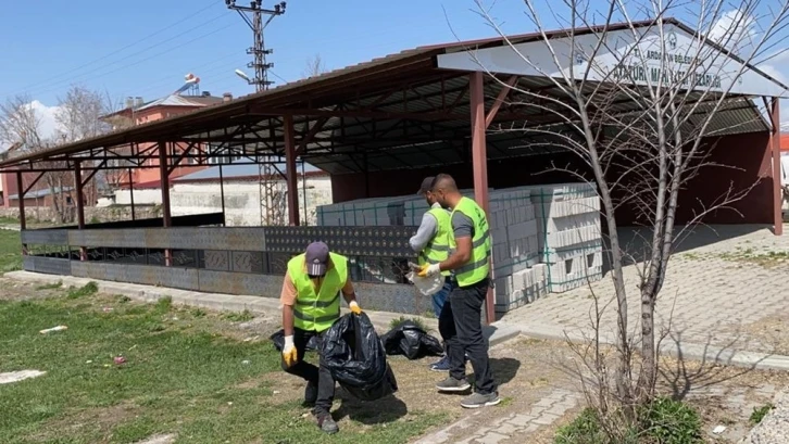 Belediye ekiplerinden bayram öncesi mezarlık temizliği
