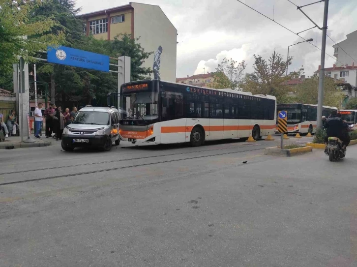 Belediye otobüsü ile hafif ticari araç çarpıştı
