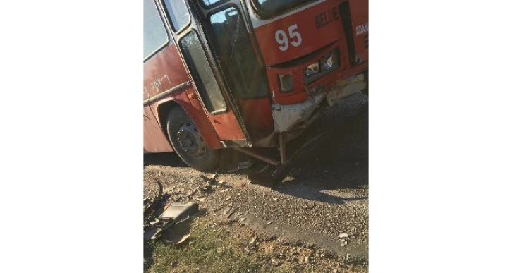 Belediye otobüsü porsuğa çarpmamak için otomobil ile çarpıştı: 3 yaralı