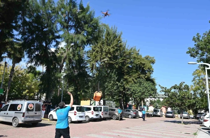 Belediye personeline ilk yardım çantası dronla geldi
