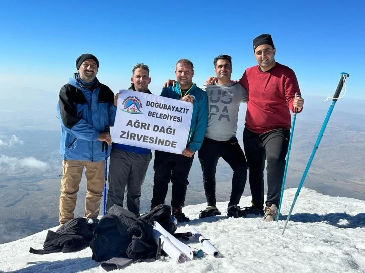 Belediye personellerinden Ağrı Dağı zirvesi
