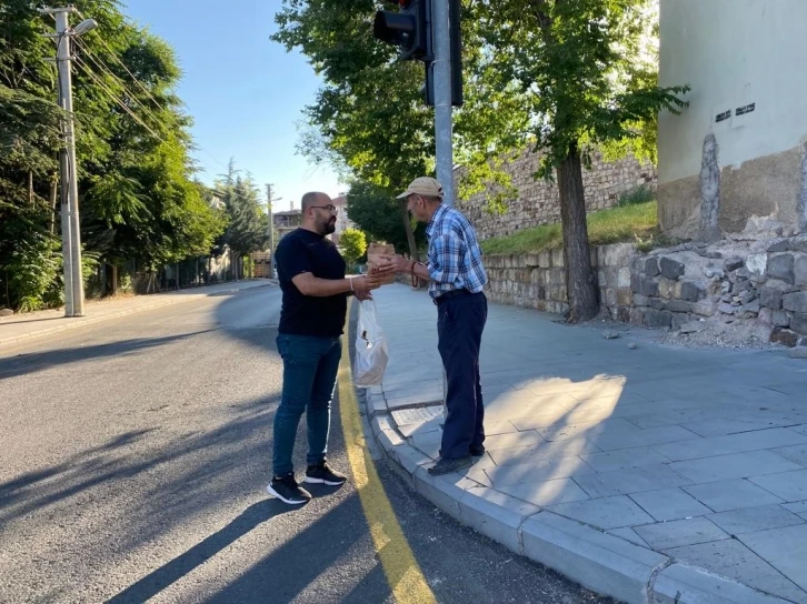 Belediye personellerinden vatandaşlara simit ve meyve suyu ikramı
