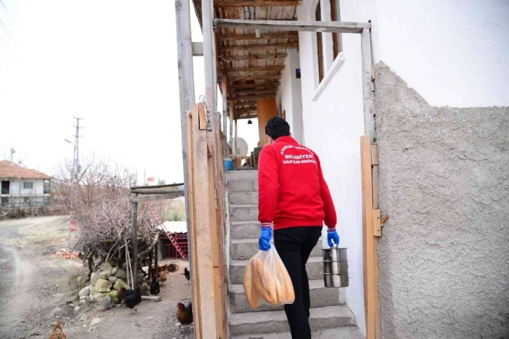 Belediye yemekhanesinde pişiyor, soğumadan vatandaşın ayağına götürülüyor
