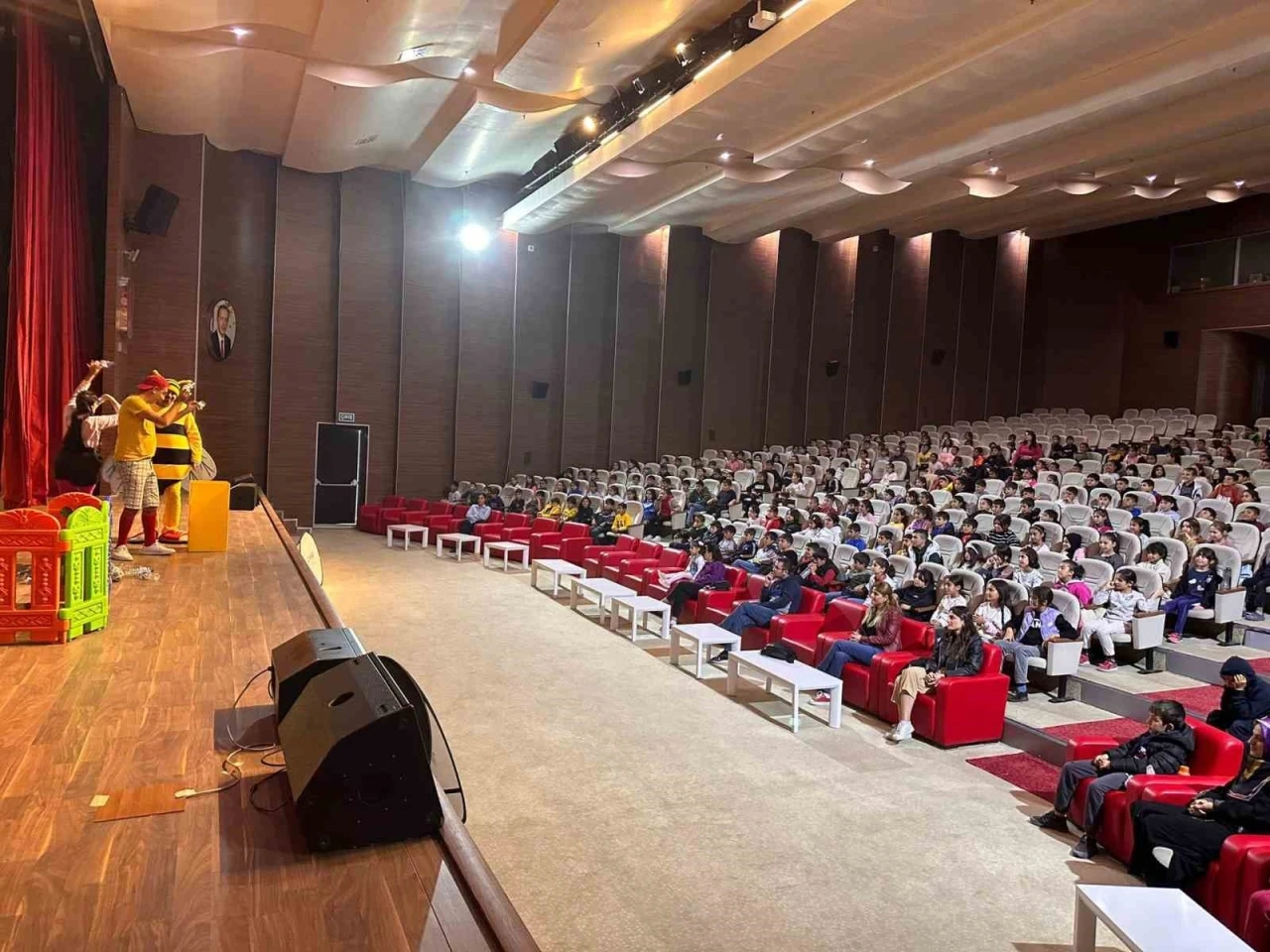 Belediyeden çocuklara çevre dostu tiyatro
