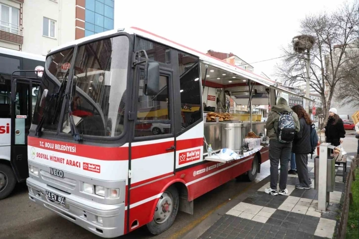 Belediyeden öğrencilere çay ve simit ikramı
