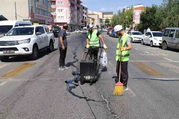 Belediyenin asfalt yama çalışmaları devam ediyor
