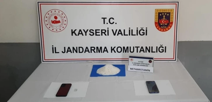 Belinde poşetle uyuşturucu taşıyan zehir taciri jandarmadan kaçamadı
