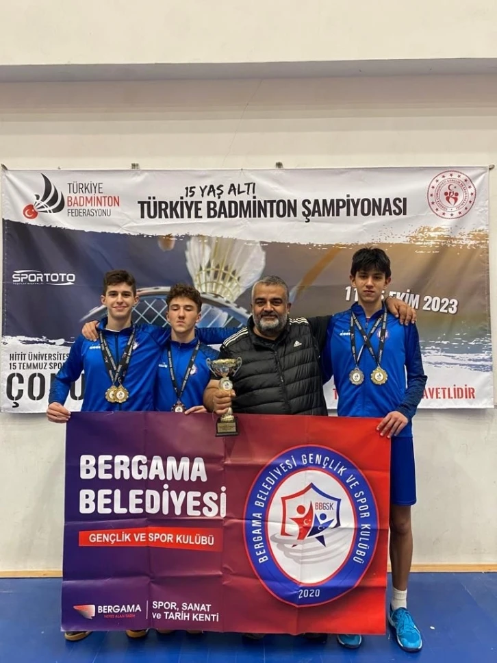 Bergama Belediyesi Badminton Takımı başarıdan başarıya koşuyor
